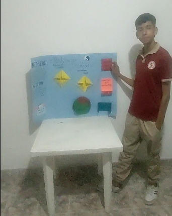 Estudiante exponiendo un lapbook